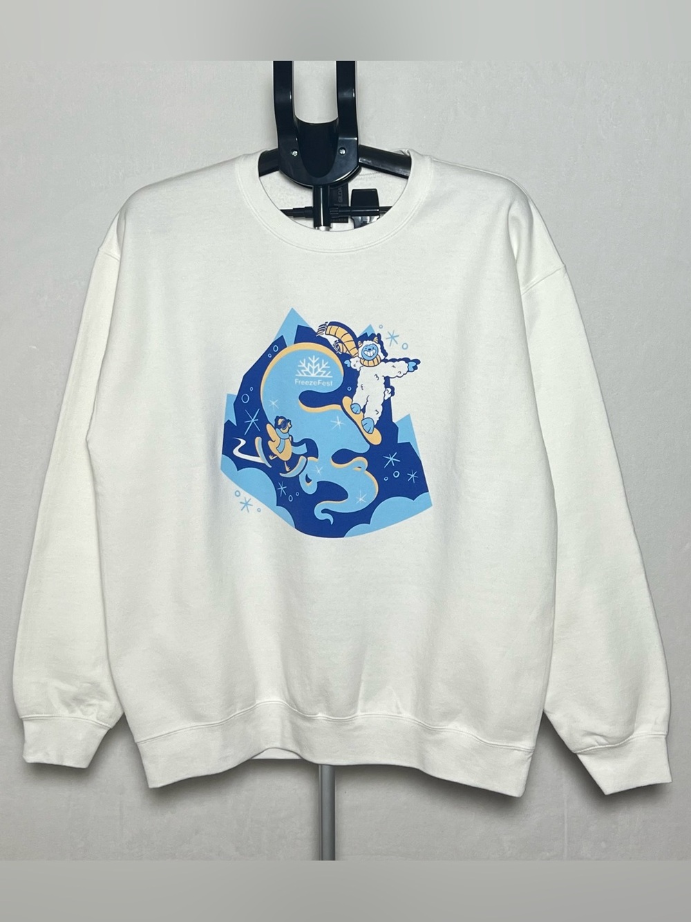 GILDAN White Crewneck Sweater with Blue Winter FreezeFest Graphic Print - size L